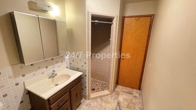 Building Photo - Spacious 4BD I 2BA Home w/ Separate Living...
