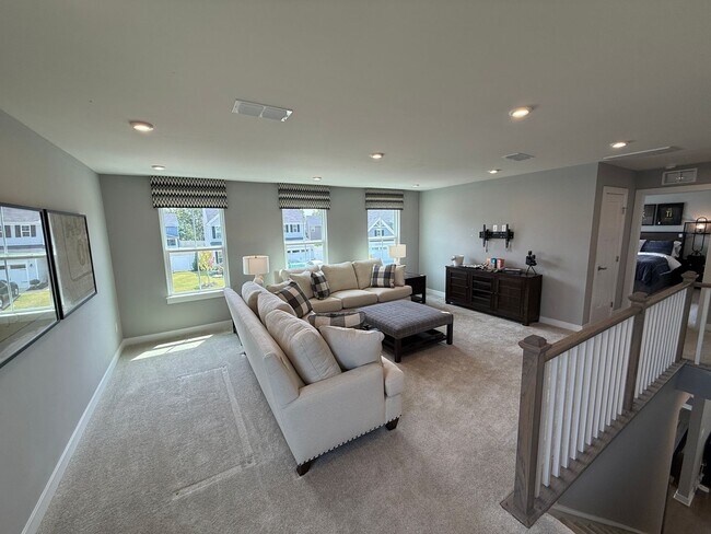 Building Photo - Never loved in Model Homes