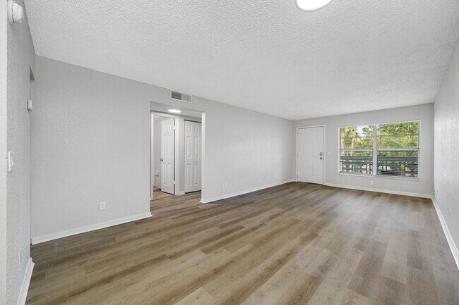 Building Photo - Newly Renovated 2 Bed-1 Bath Apartment wit...