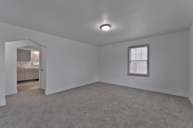 Building Photo - 1539 Weston Ave