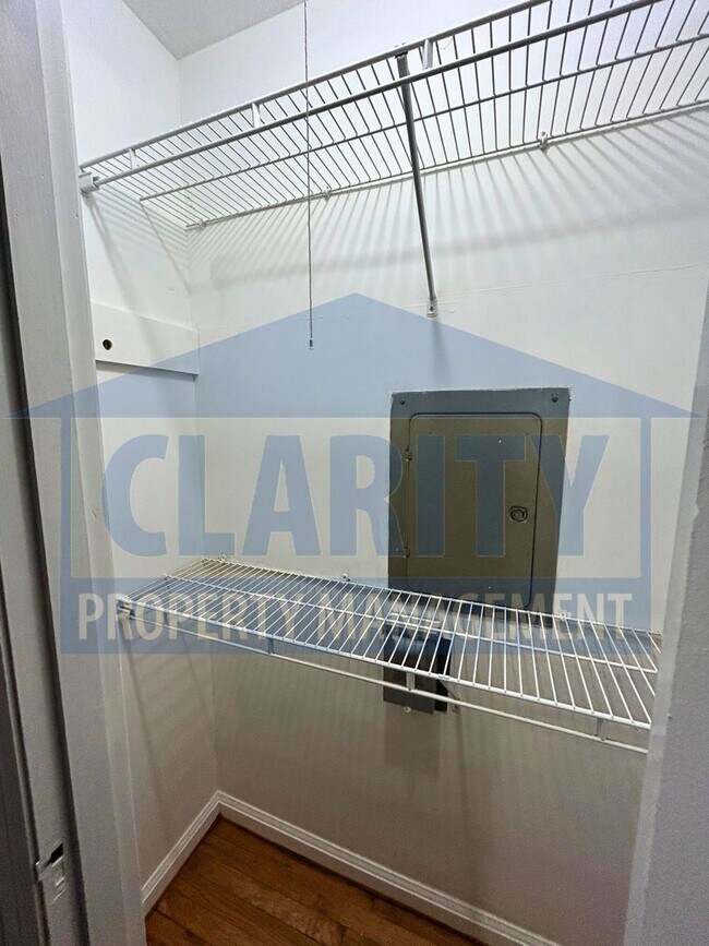 Building Photo - Single level! Two bedrooms!