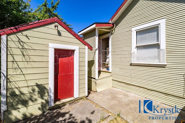 Building Photo - 547 Porter St