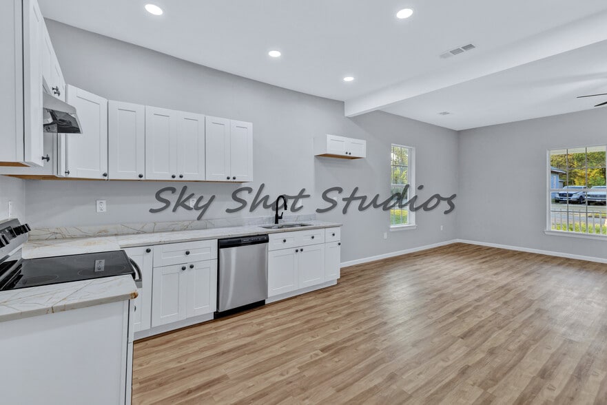 Building Photo - 323 W Cherry St