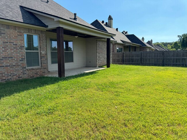 Building Photo - Gated community with community POOL!!!!