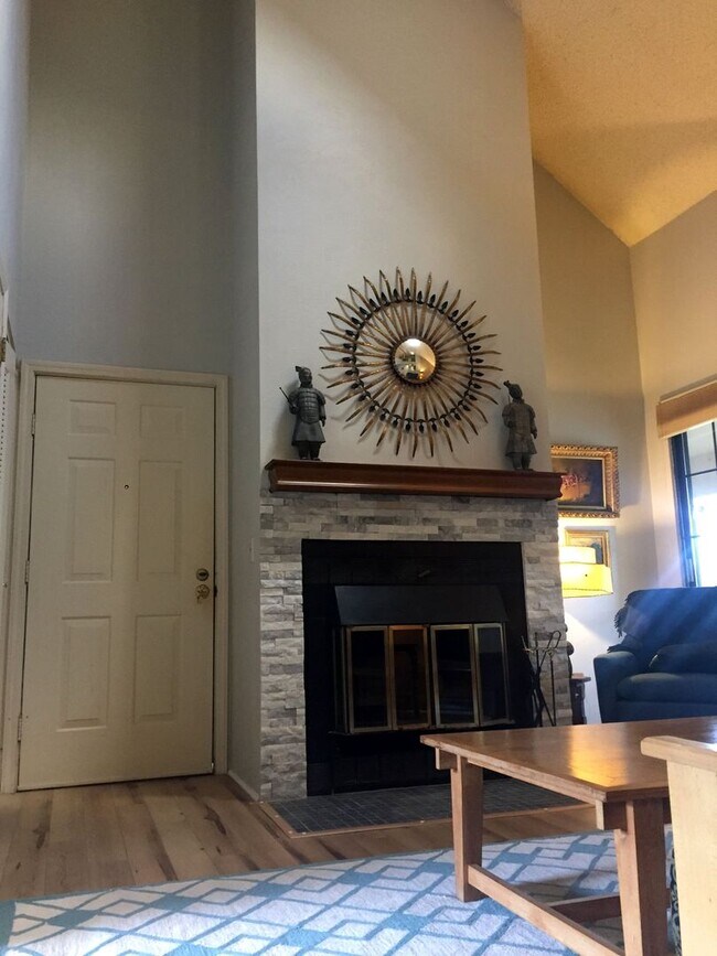 Building Photo - Top Floor FURNISHED 1 Bed/Office/Loft in Powderhorn