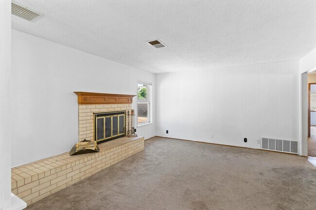 Building Photo - 5400 Dee Dr NE