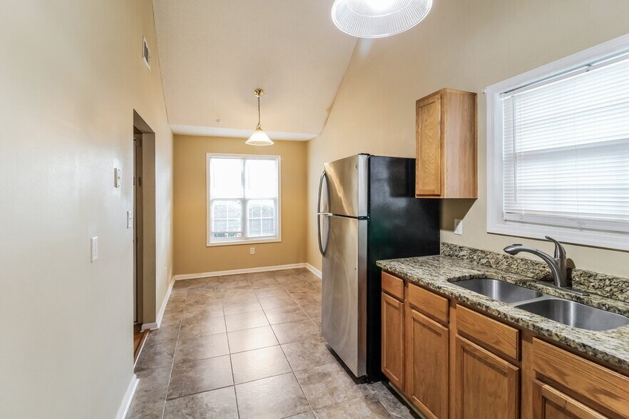 Building Photo - 6581 Lake Mill Trce