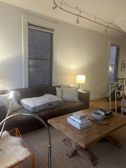 Living room - 181 E Kossuth St