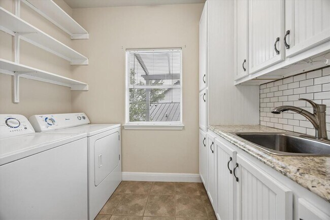 Building Photo - 313 S Flamingo Dr
