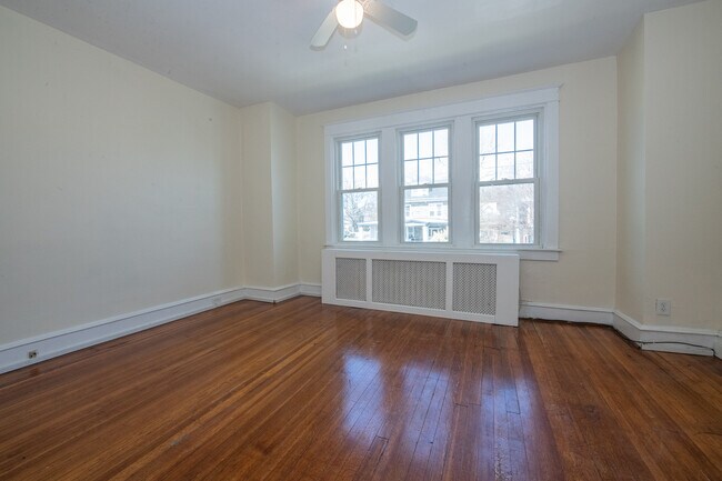 Building Photo - 505 E 19th St