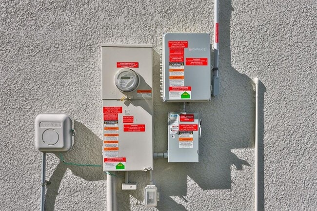 Building Photo - 9913 Jackfruit Ct