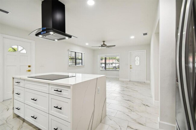 Building Photo - 4910 N Darby Ave