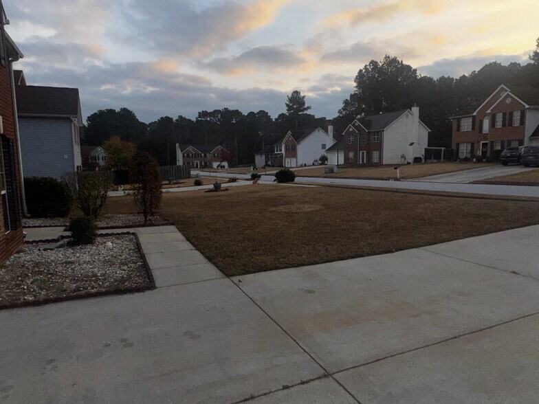 Building Photo - Room in House on Tara Bend
