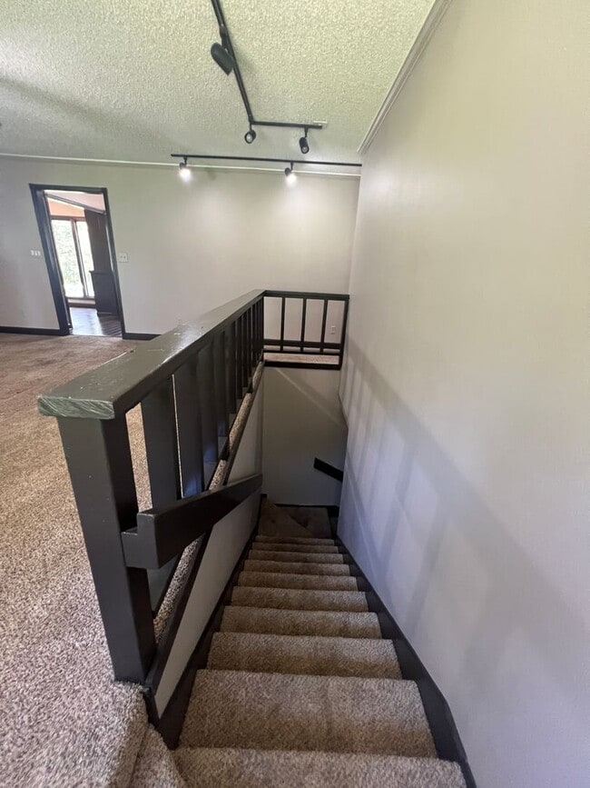 Building Photo - 4 bedroom/2 bath house