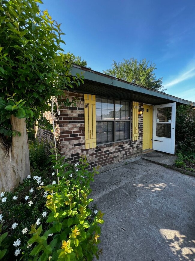 Building Photo - 405 Strasbourg Dr