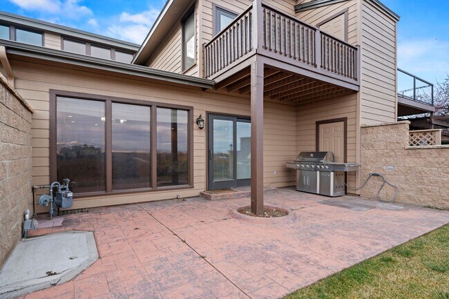 Building Photo - Mid-Century Modern home with stunning view...