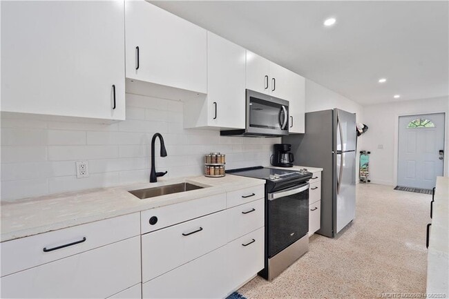 Building Photo - 30 SW Hideaway Pl
