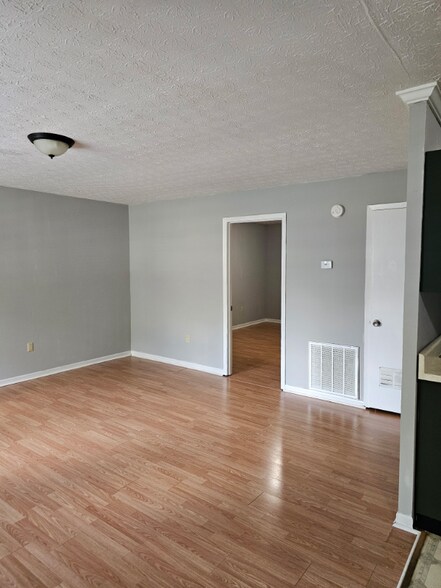 Building Photo - 165 Midway Dr