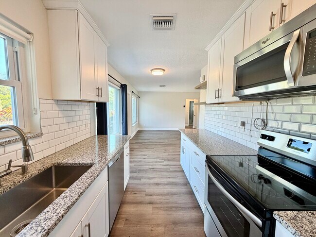 Building Photo - 1615 Crest Dr