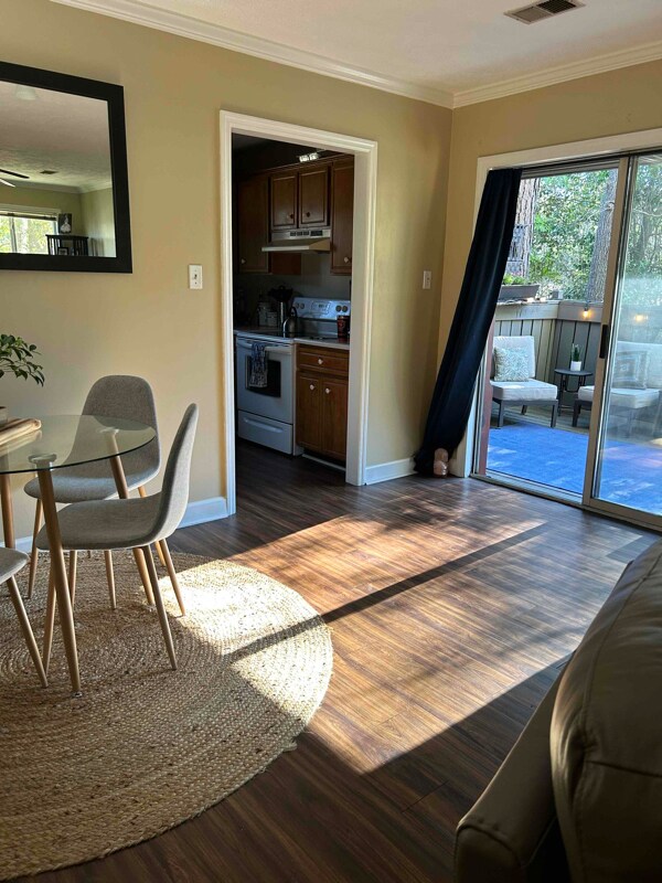 Building Photo - 14 The Cors