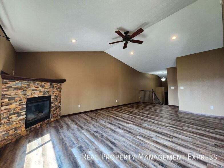 Building Photo - Modern 4 Bedroom 2 Bathroom Twin-Home in Tea