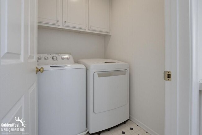 Building Photo - Bright & Spacious 4Bdm and 3Ba Home in Escondido!