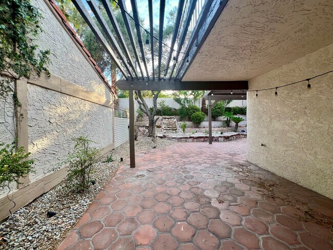 Building Photo - Hidden gem in the heart of Las Vegas