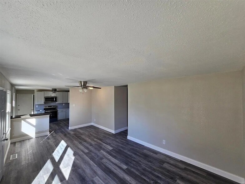 Building Photo - 28 Jamestown Dr