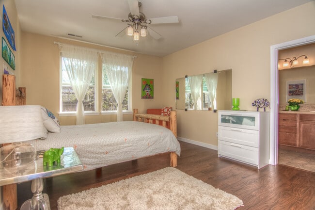 Building Photo - Beautiful 4-Bdr Craftsman with Mt. Views i...