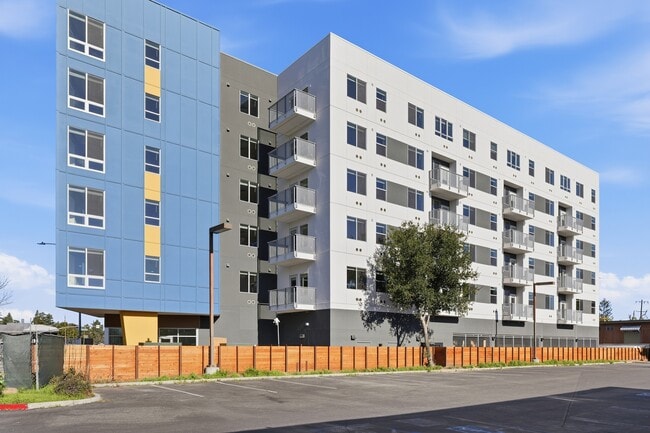 Dry Creek Crossing Apartments - Dry Creek Crossing