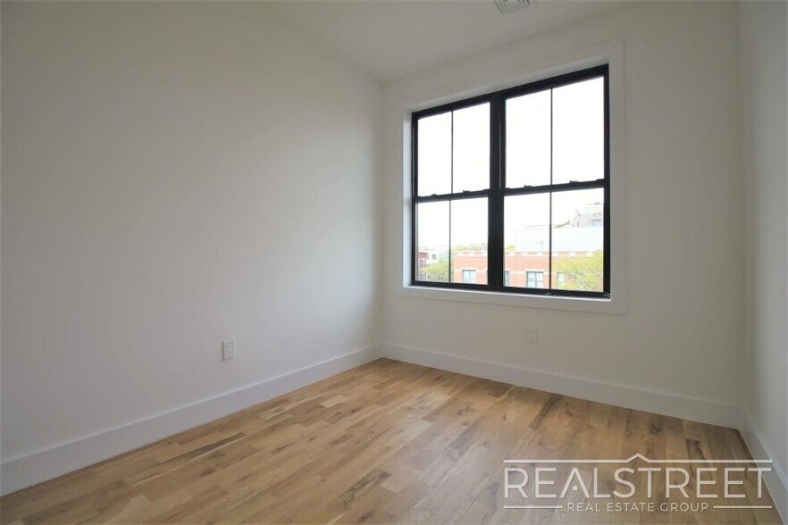 Building Photo - Stunnging NEW 4 Bed floor trhu in Bed Stuy/Ocean Hill with in unit W/D!