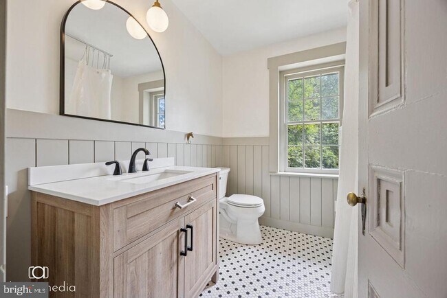 Building Photo - 547 Concord Rd