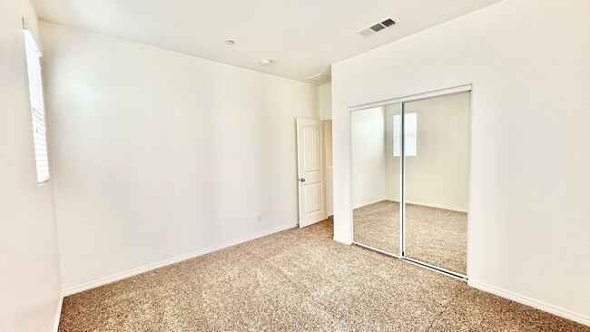 Building Photo - Beautiful, Stand Alone Condo in Resort-lik...