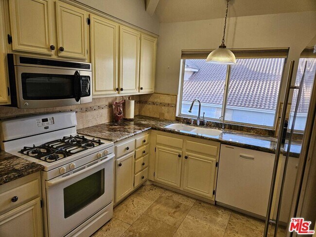 Building Photo - 290 Ridgeton Ln