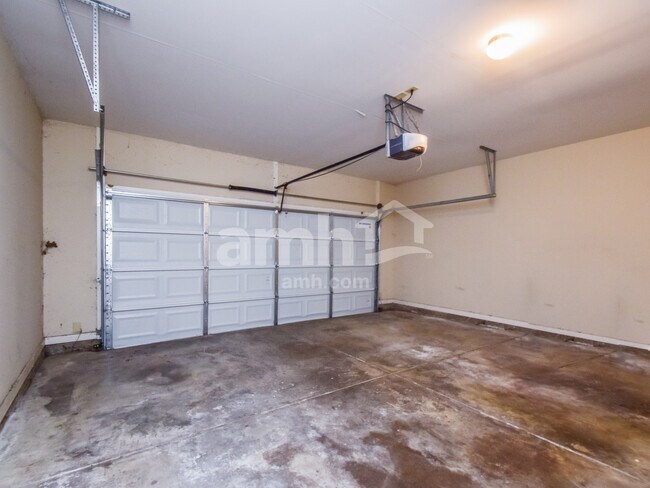 Building Photo - 2406 Lake Garden Dr