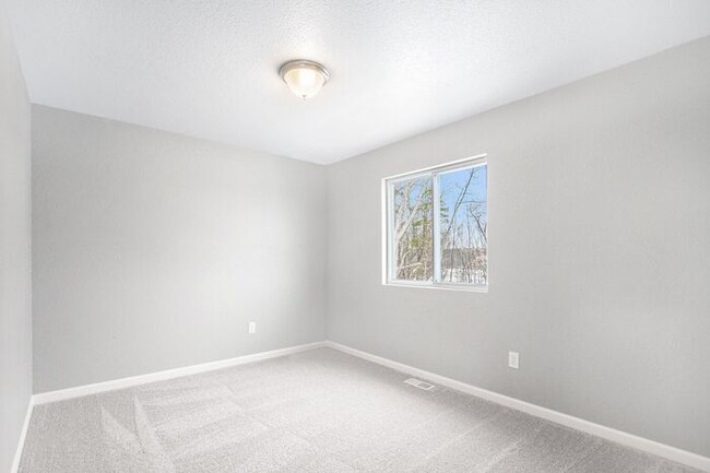 Building Photo - 475 Oak View Dr