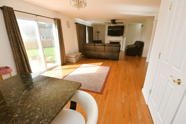 Building Photo - Short or long term Executive 4 bedroom 2.5...