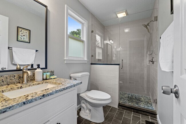 Building Photo - 13 Huntcliff Dr