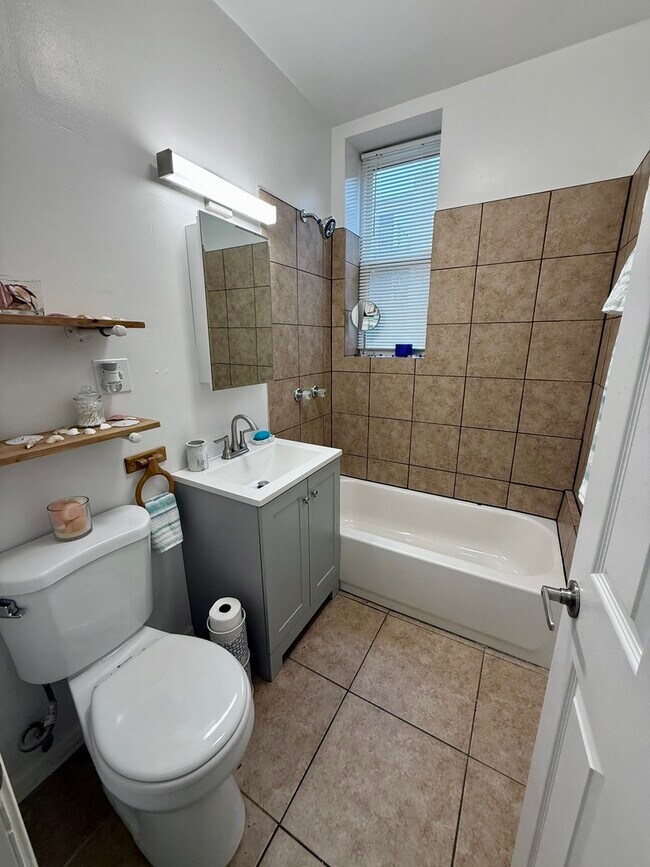 Building Photo - 3512 W 12th Pl