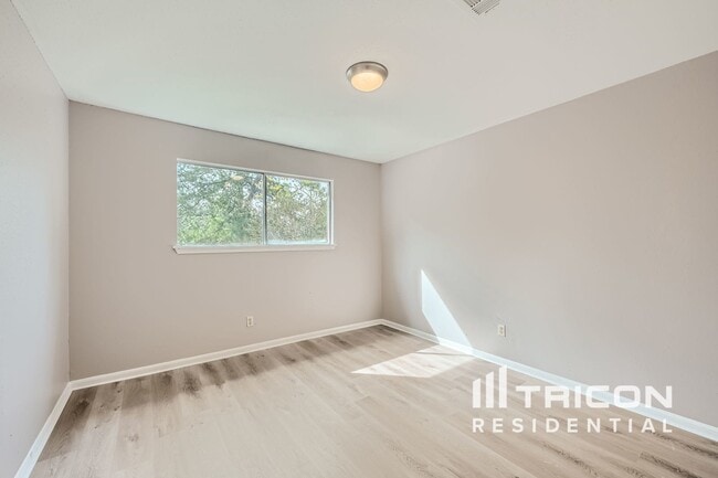 Building Photo - 16527 Pilgrims Cir