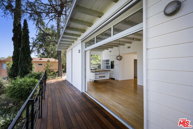 Building Photo - 631 Cross Ave