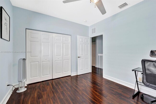 Building Photo - 853 SW 11th Ct
