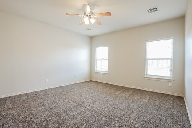 Building Photo - Beautiful Home!