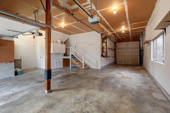 Building Photo - Spacious 4 Bedroom/3ba Bath Bellevue Home Available Now!