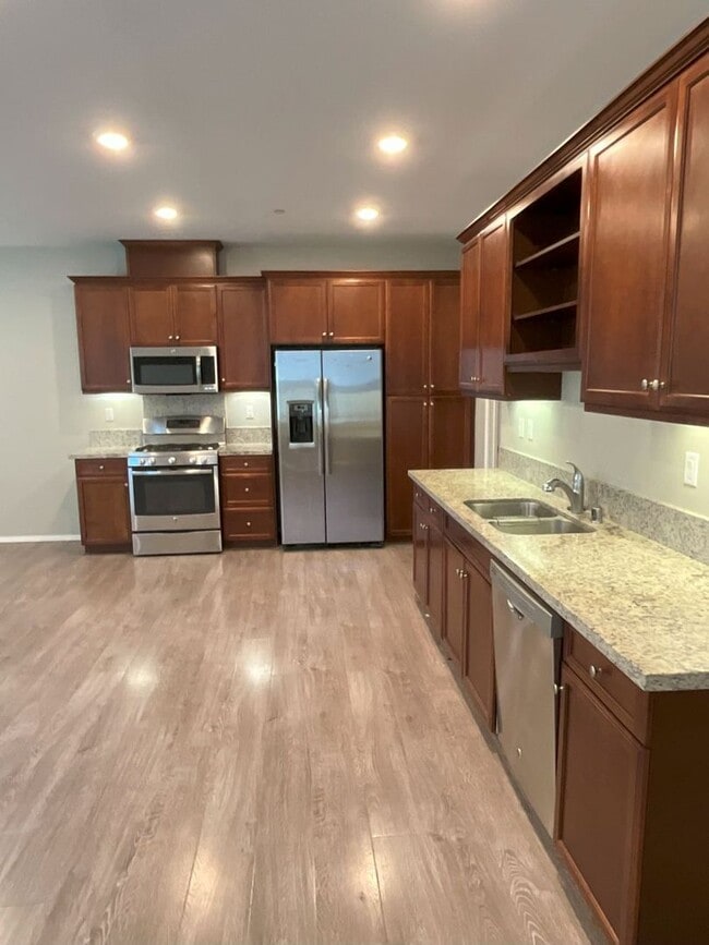 Building Photo - 3 Bed 2 Bath in the Eastlake Vistas