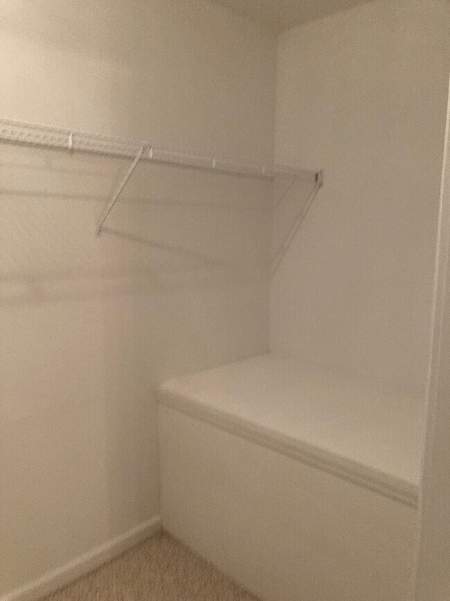 Building Photo - 3 Bed/3 Bath Townhome with Screened in Por...