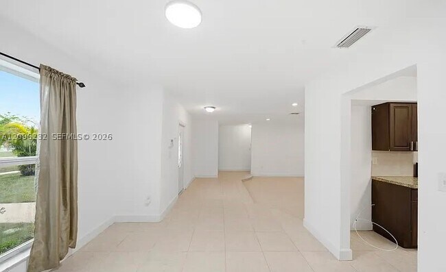 Building Photo - 25 NE 210th St