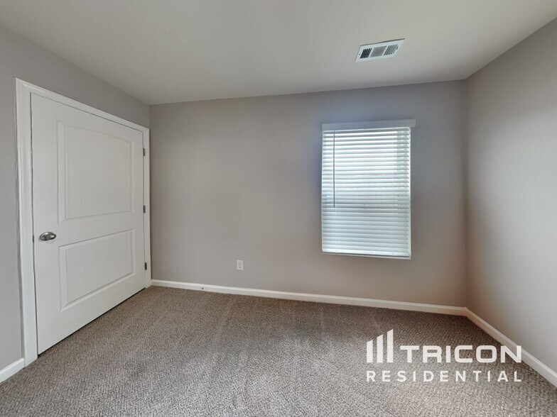 Building Photo - 5580 Foxglove Wy