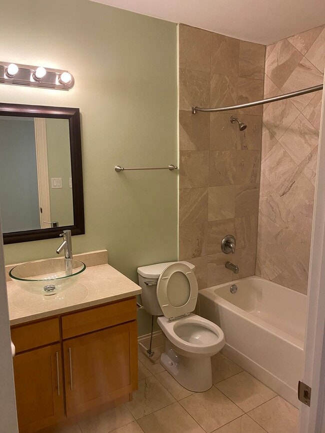 Building Photo - Amazing Renovated 2BED 2BATH
