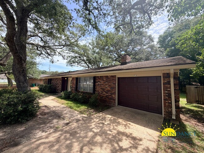 Building Photo - Comfortable 3BR Home in Fort Walton Beach Near Hurlburt Field & Eglin AFB!